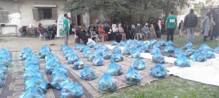 جمعية HELP DUNYA توزع طرود غذائية على العائلات المحتاجة في غزة
